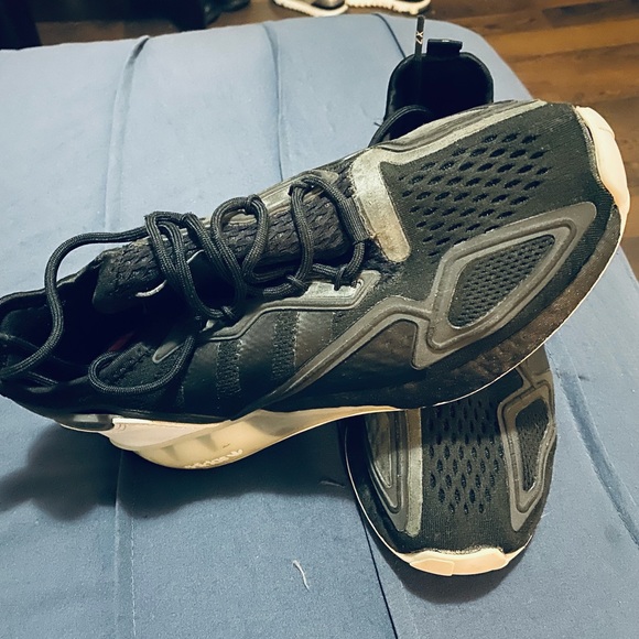 Adidas Kids sneakers 5.5 US - Picture 2 of 4